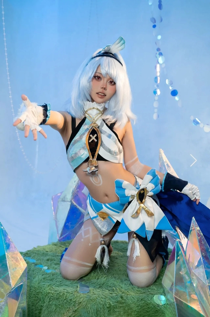 Gái cosplay sexy với mũ lính và áo ba lỗ khoét sâu