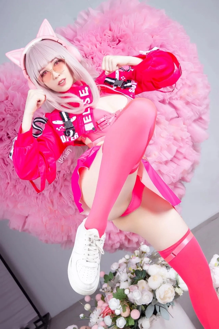 Gái cosplay sexy với tai mèo và đuôi dài đáng yêu