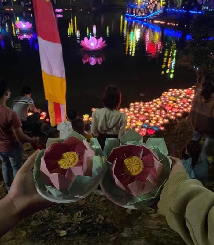 Hình ảnh hoa đăng được thả từng hàng