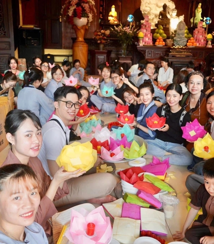 Hình ảnh thả đèn hoa đăng buổi tối