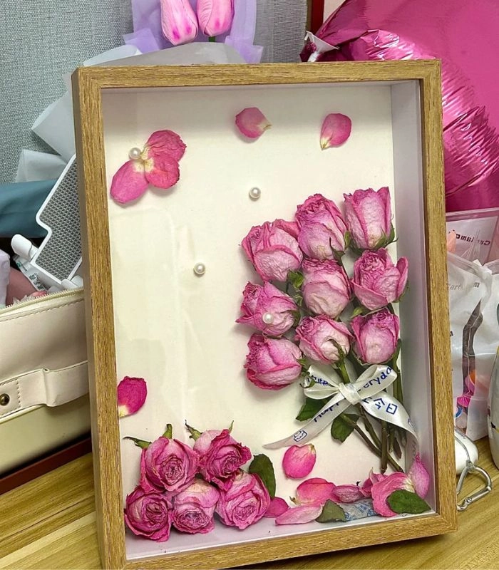 ảnh hoa khô đẹp qua khung ảnh gỗ