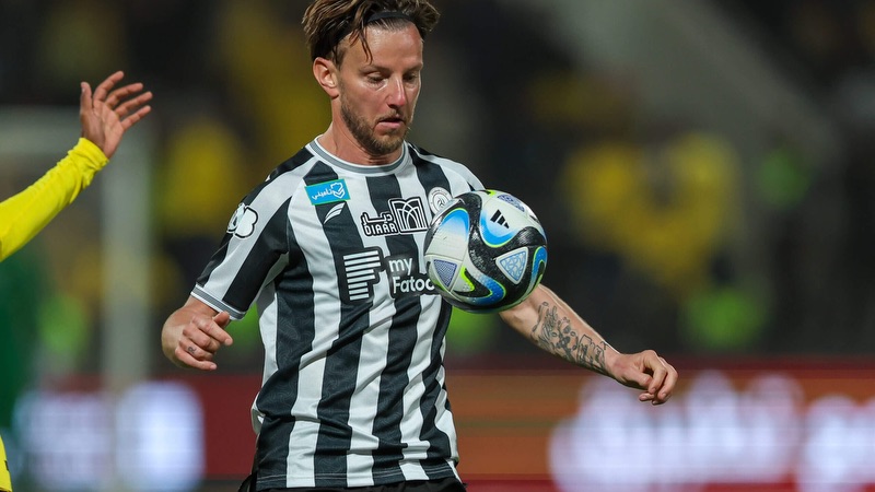 Rakitic thì đang chơi những năm tháng cuối tại Ả Rập