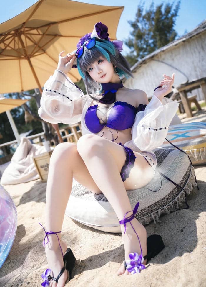 pose bikini cosplay