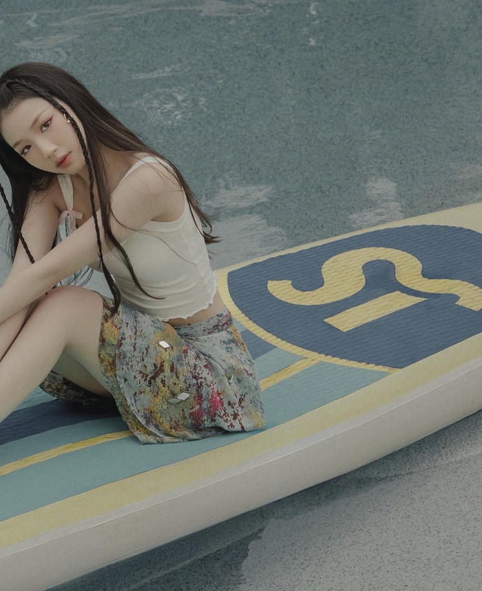 Ảnh Amee sexy diện váy tinh khôi