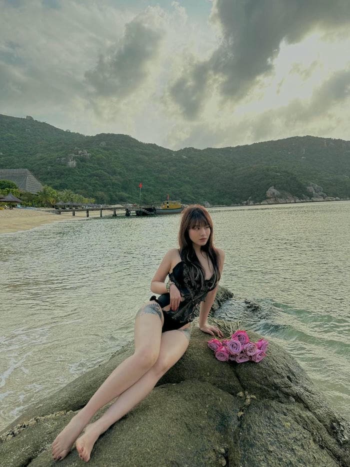 Ảnh Linh Miu bikini tạo dáng trước biển