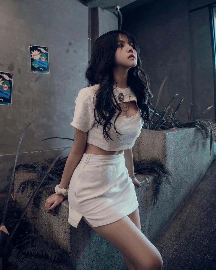 Ảnh Reency Ngô sexy diện váy thanh lịch