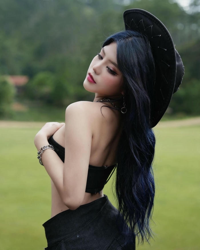 Ảnh Reency Ngô sexy tạo dáng tự nhiên