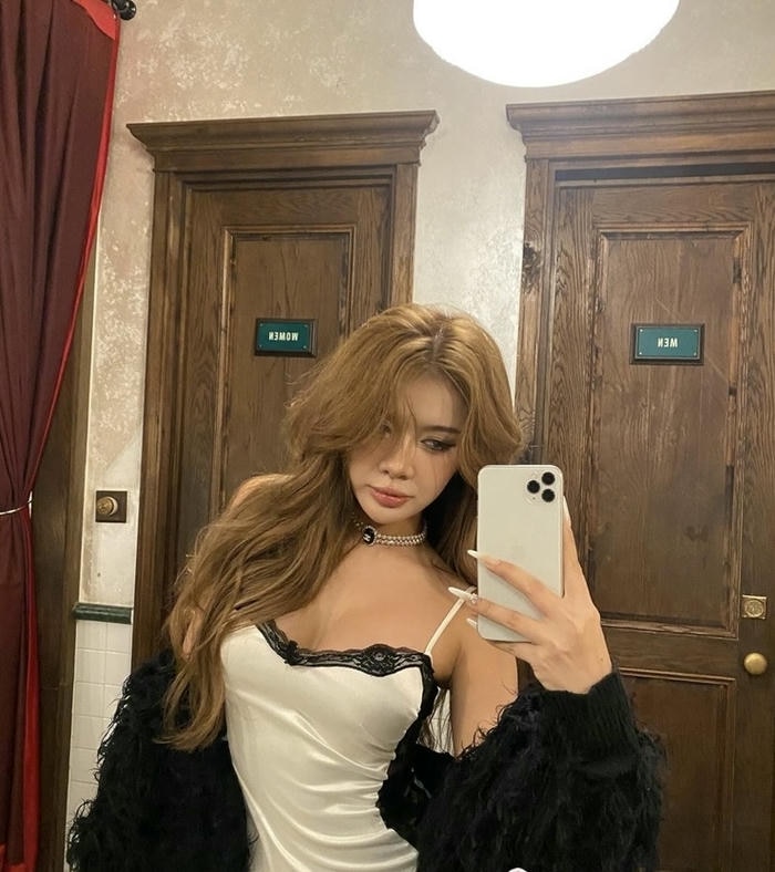 Ảnh Xuân Ca sexy diện váy hiện đại