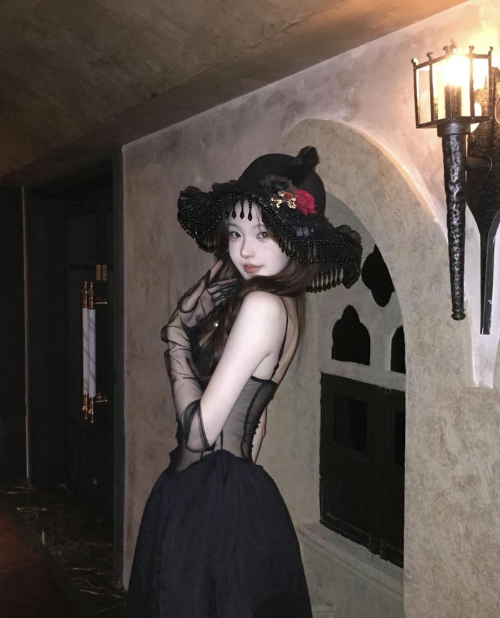 Ảnh cosplay phù thuỷ nghệ thuật tối