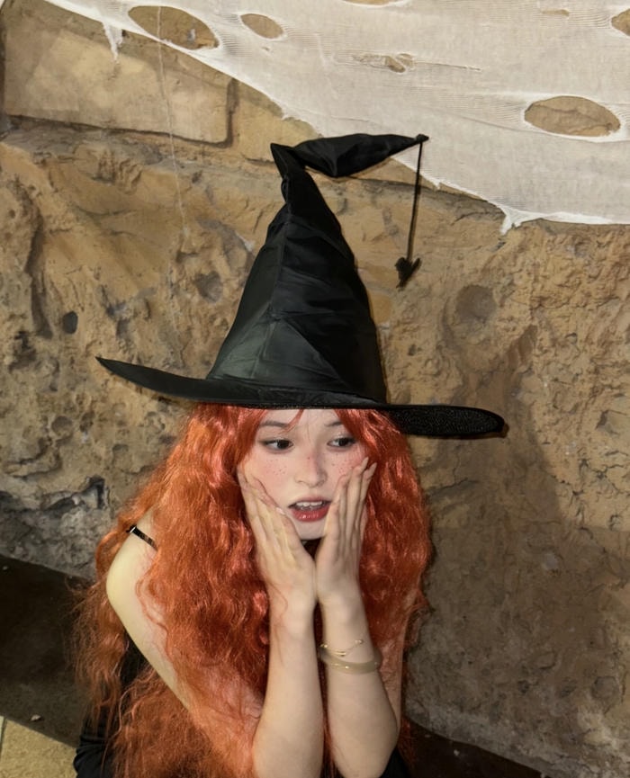 Ảnh phù thuỷ cosplay không gian tối