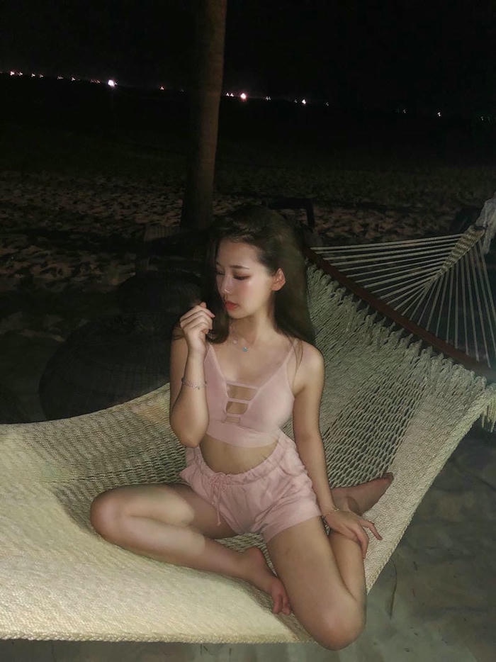 Ảnh sexy của Amee váy ôm dáng