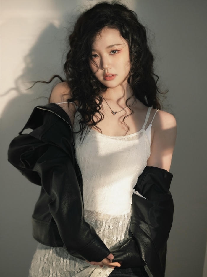 Ca sĩ Amee sexy váy ôm dáng nữ tính