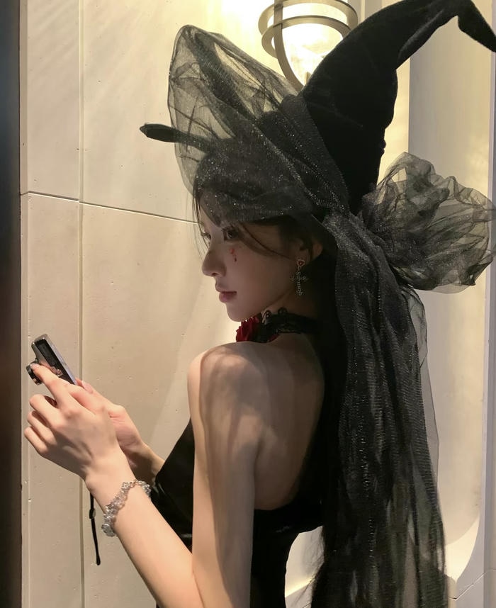 Cosplay phù thuỷ ánh sáng huyền ảo