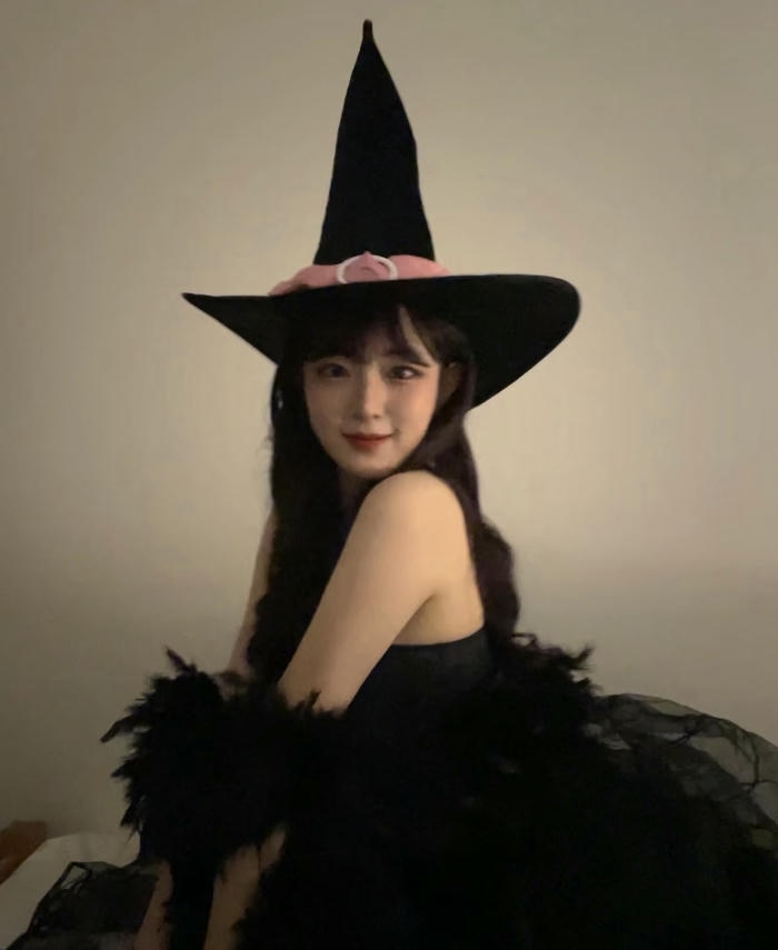 Gái cosplay phù thuỷ huyền bí