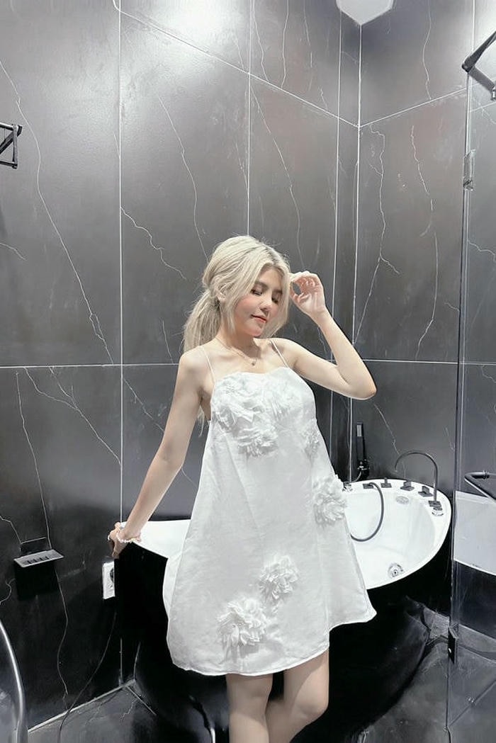 Hình Reency Ngô sexy váy trắng cuốn hút