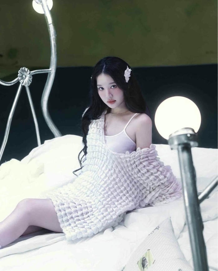 Hình amee sexy áo trắng tinh khôi ánh mắt nhìn sâu