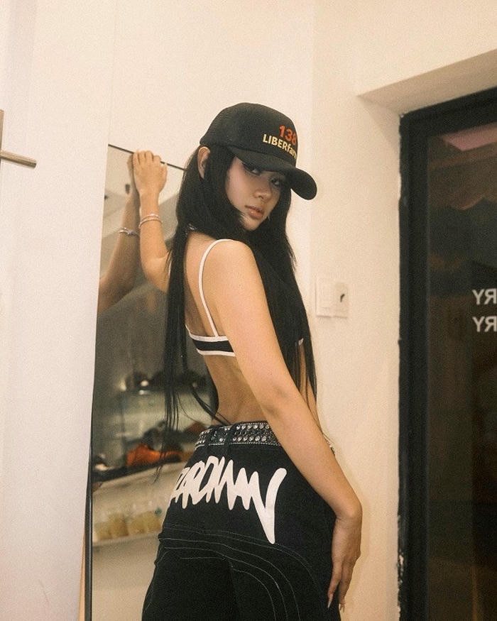 Hình ảnh Xuân Ca sexy tạo dáng nữ tính