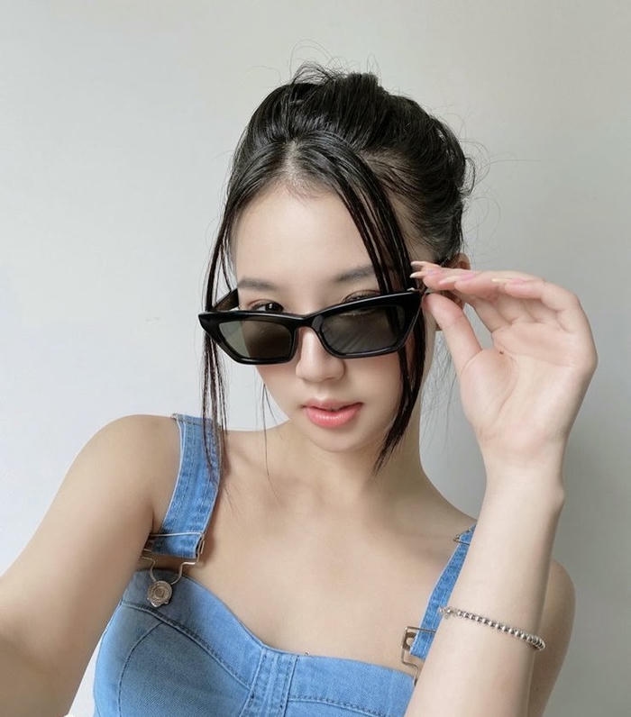 Hình ảnh amee sexy vẻ đẹp sang chảnh với chiếc kính đen