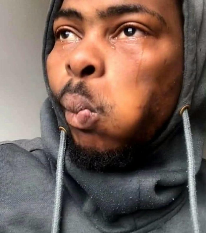 Hình ảnh meme anh da đen khóc ánh mắt xót xa