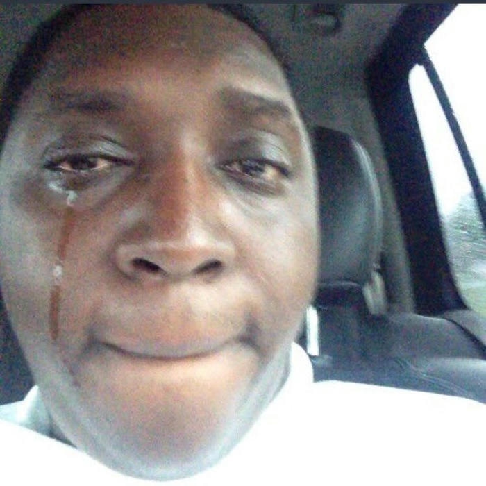 Hình ảnh meme anh da đen khóc nhìn buồn