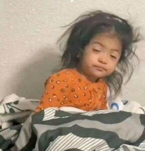 Hình ảnh meme mới ngủ dậy mắt mở không nổi