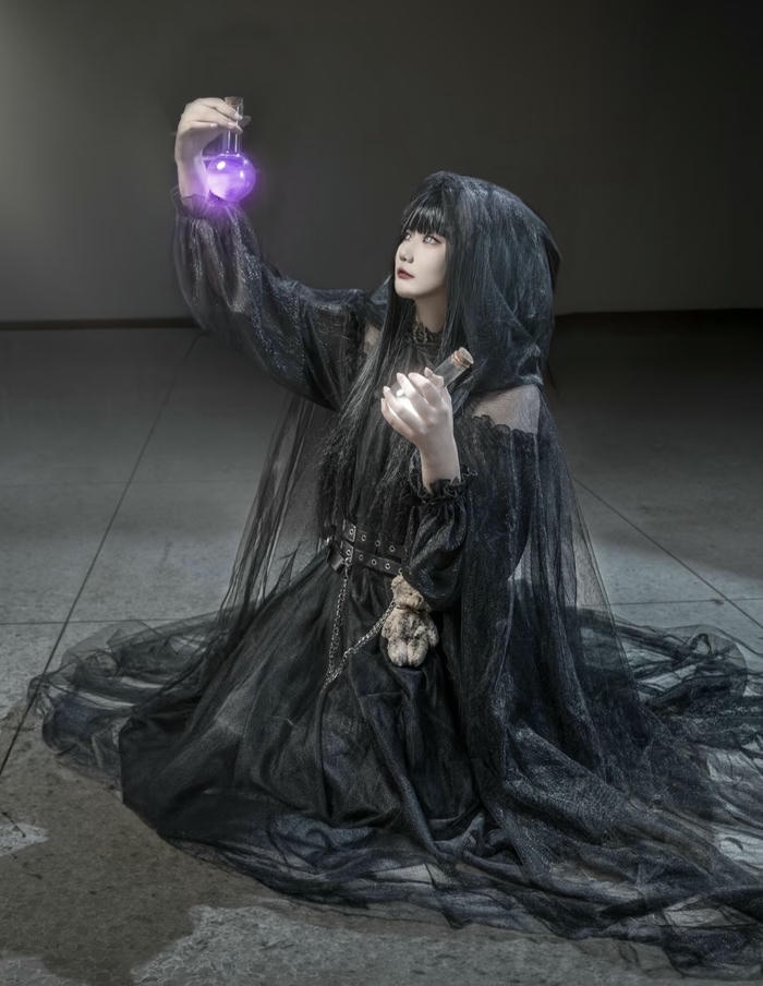 Hình cosplay phù thuỷ ánh sáng tối