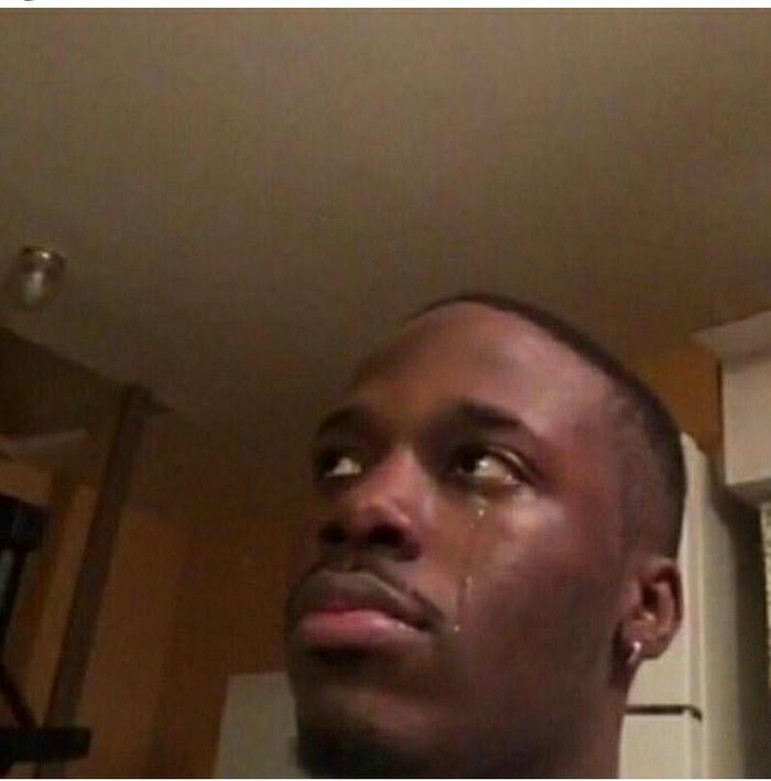 Hình meme anh da đen khóc trông rất yếu đuối