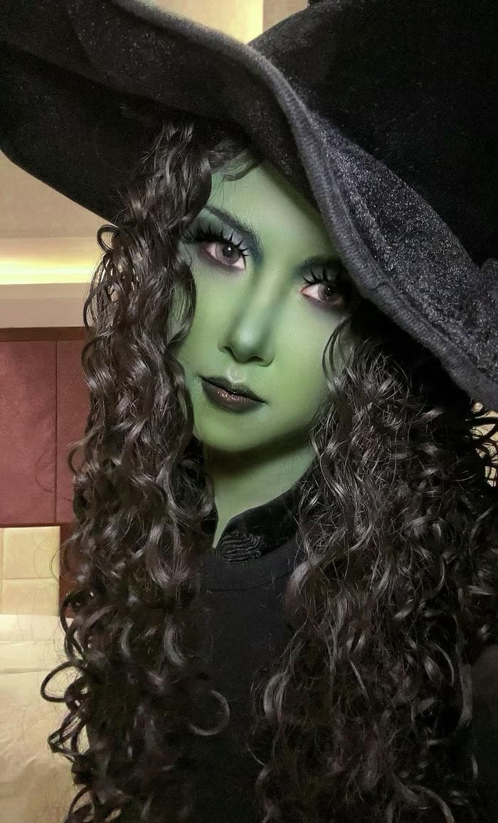 Hình phù thuỷ cosplay không gian kì bí