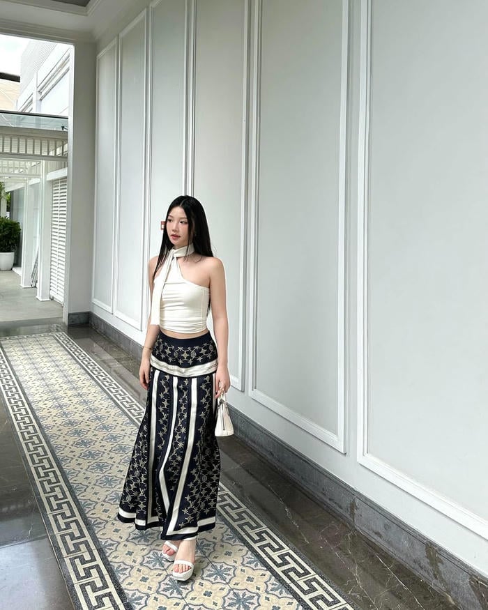 Hình sexy của Amee tạo dáng nhẹ