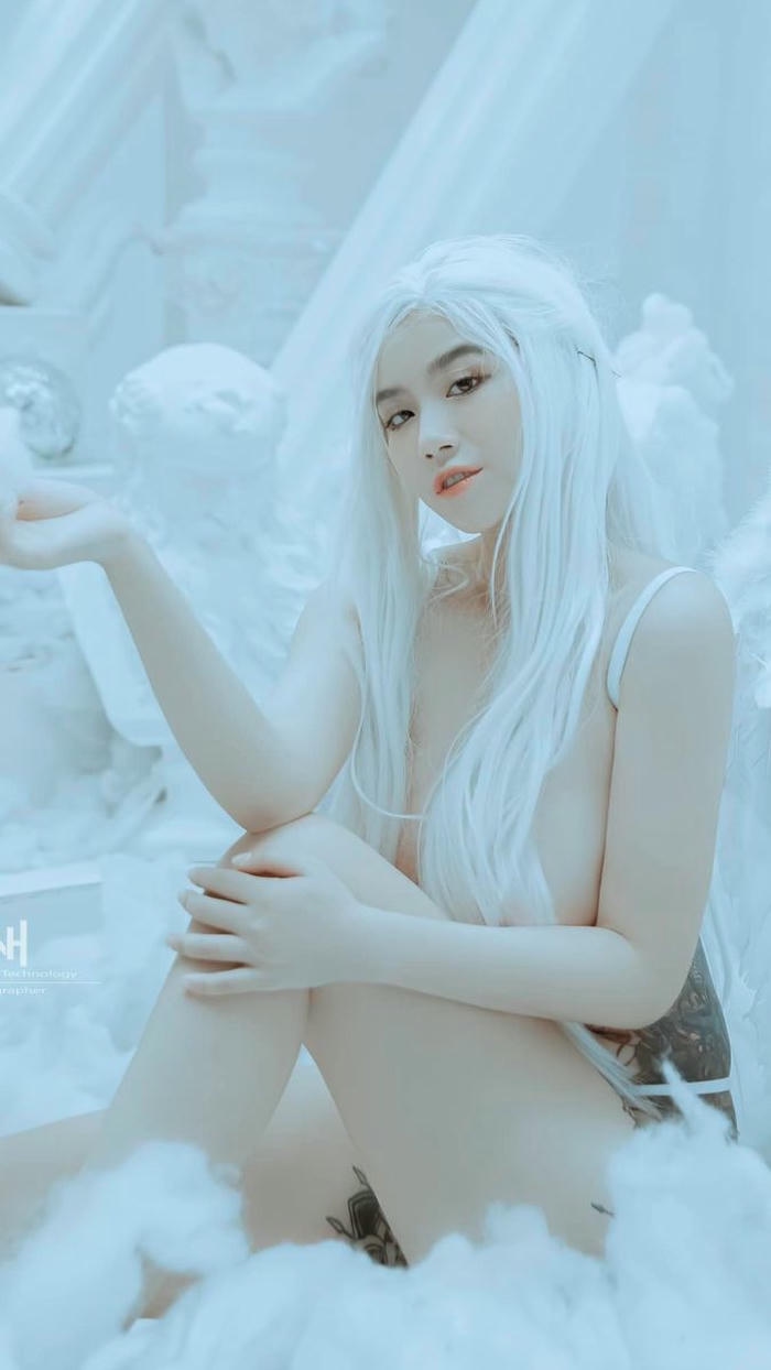 Linh Miu mặc bikini tóc trắng sang chảnh