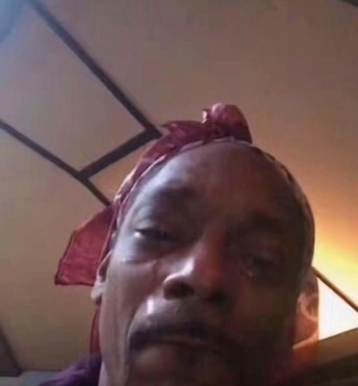 Meme anh da đen khóc cảm xúc bất lực