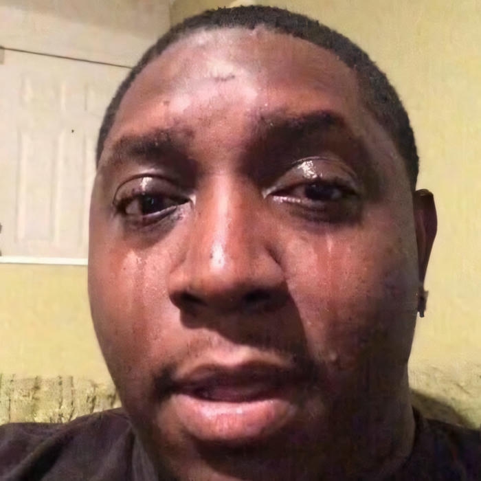 Meme anh da đen khóc nhìn mà đau xót