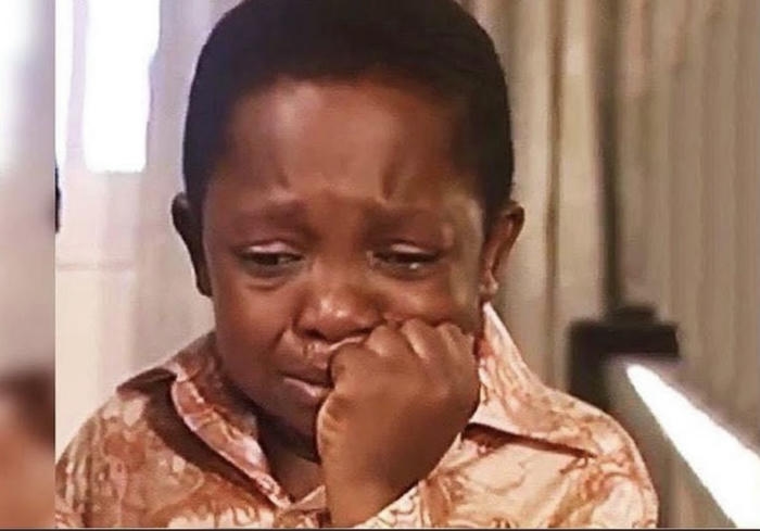 Meme anh da đen khóc nhìn rất mong manh