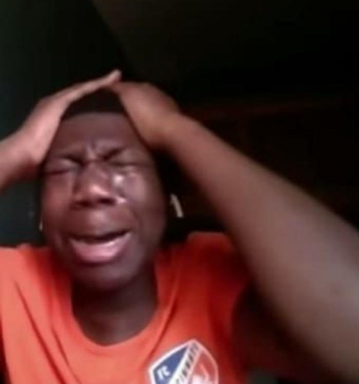 Meme anh da đen khóc trạng thái bất an