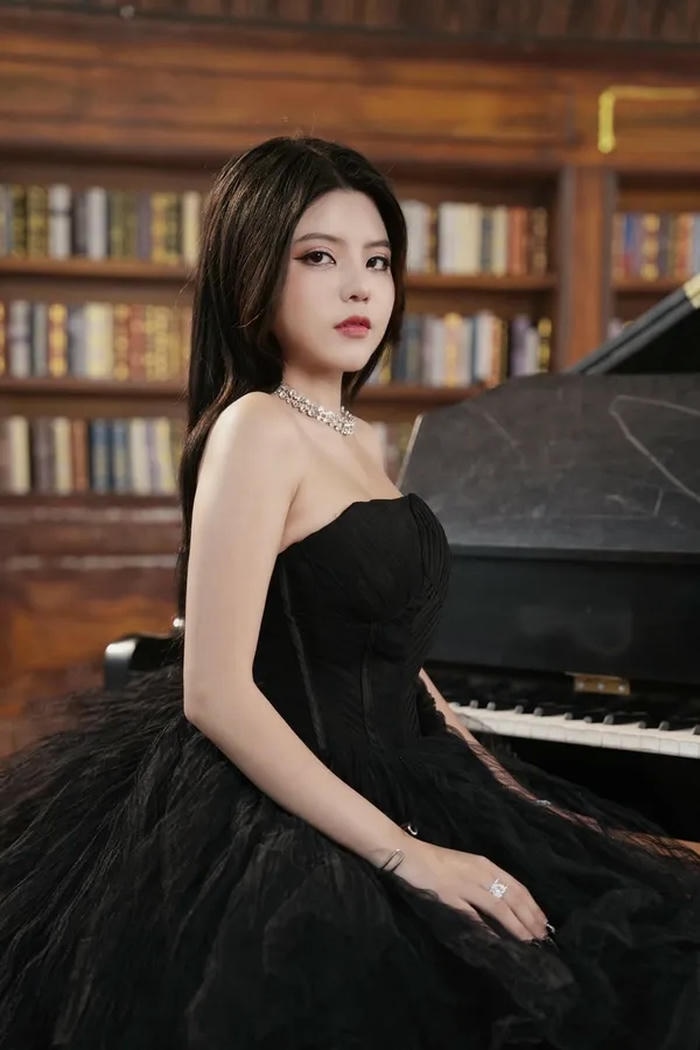 Reency Ngô sexy ánh nhìn nổi bật