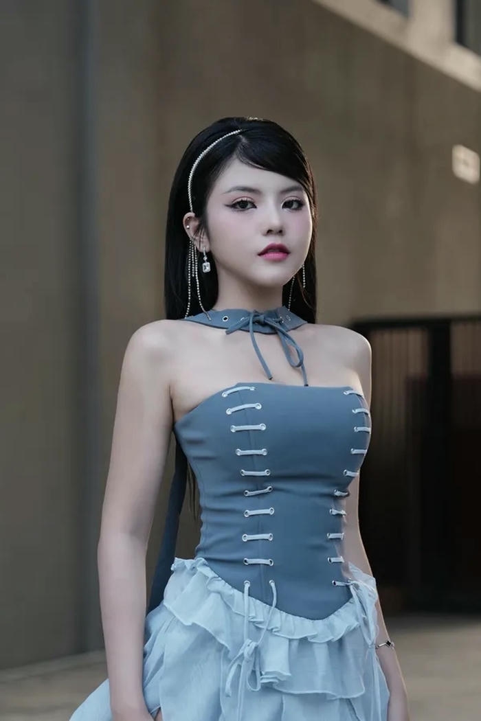 Reency Ngô sexy biểu cảm tự nhiên