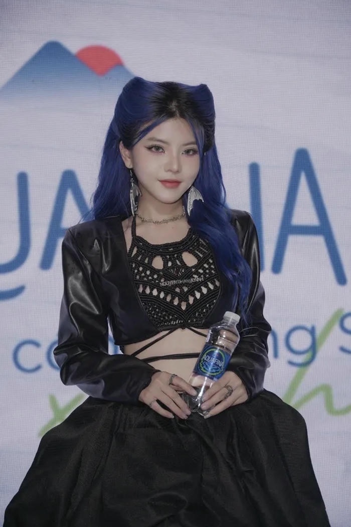 Reency Ngô sexy dáng váy duyên dáng