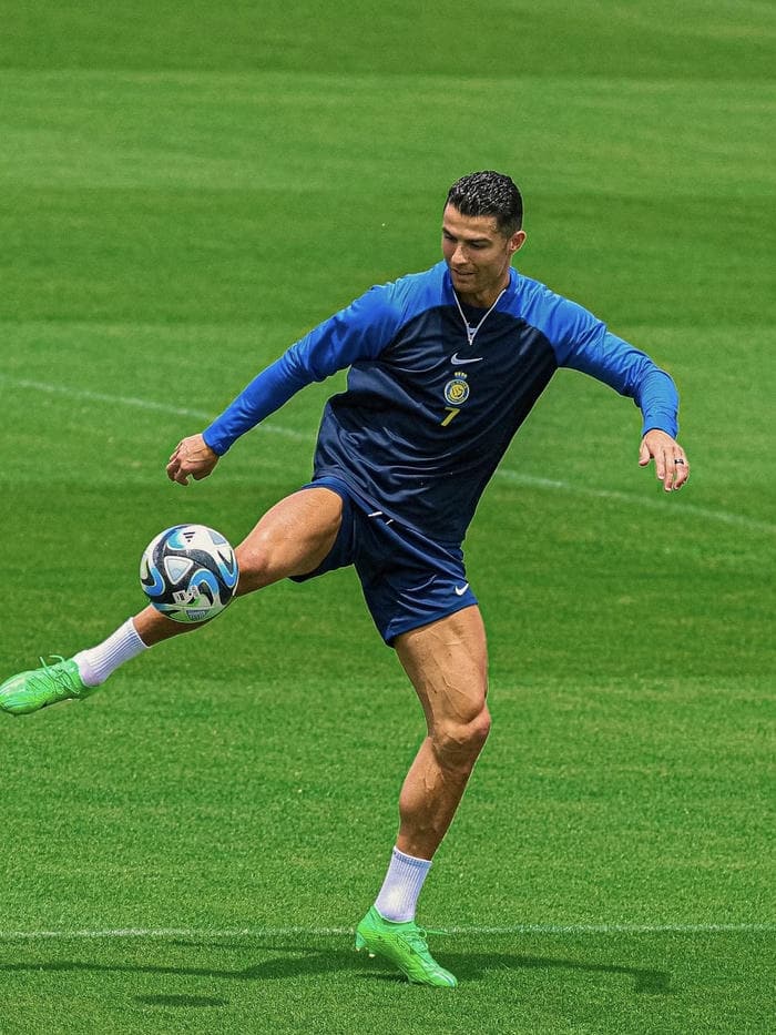 ảnh avatar bóng đá đẹp pha đỡ bóng chuyên nghiệp