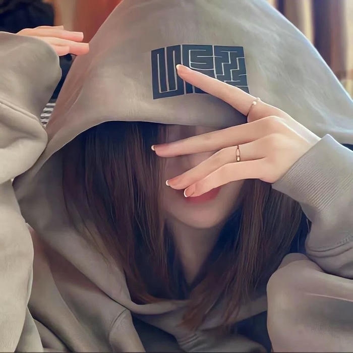 ảnh avatar nữ che mặt đẹp trong ánh sáng mềm