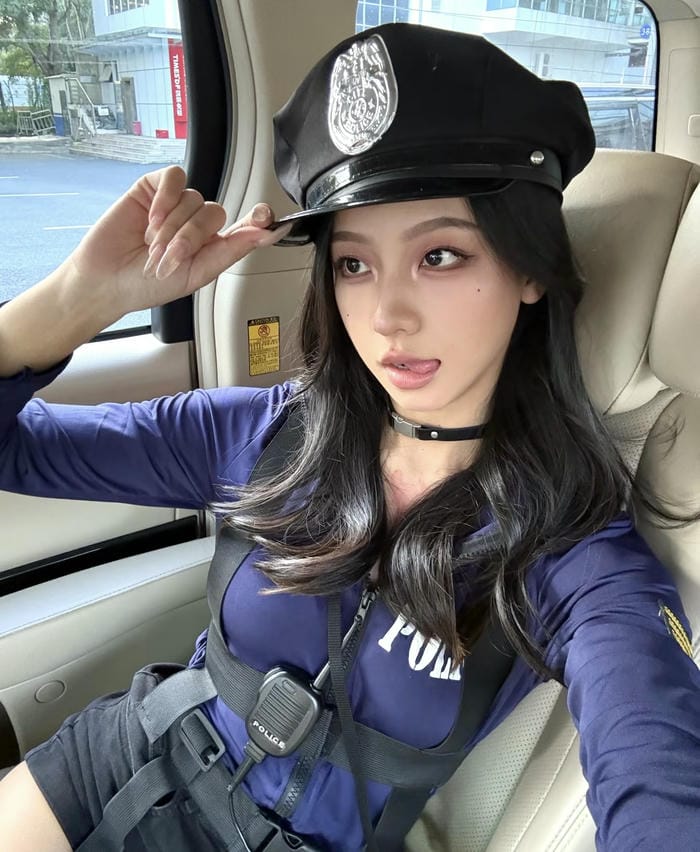 ảnh cosplay cảnh sát phong cách hiện đại