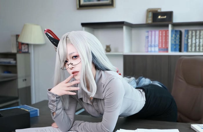 ảnh cosplay thư ký chân dài