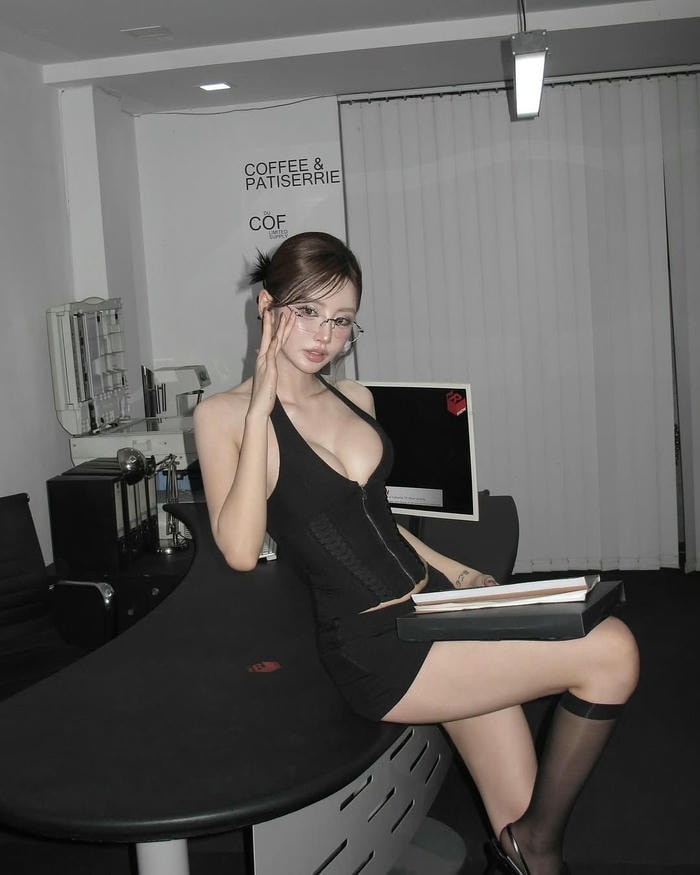 ảnh cosplay thư ký chụp studio