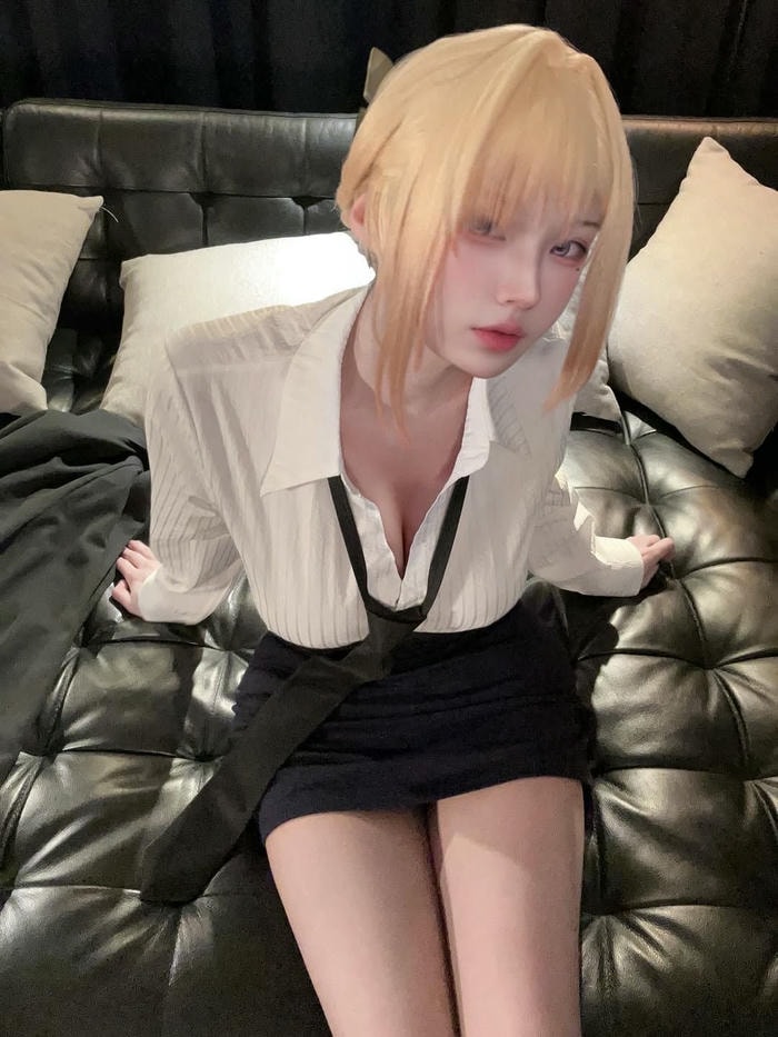 ảnh cosplay thư ký gợi cảm