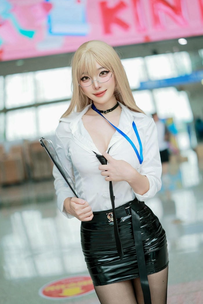 ảnh cosplay thư ký tạo dáng đẹp