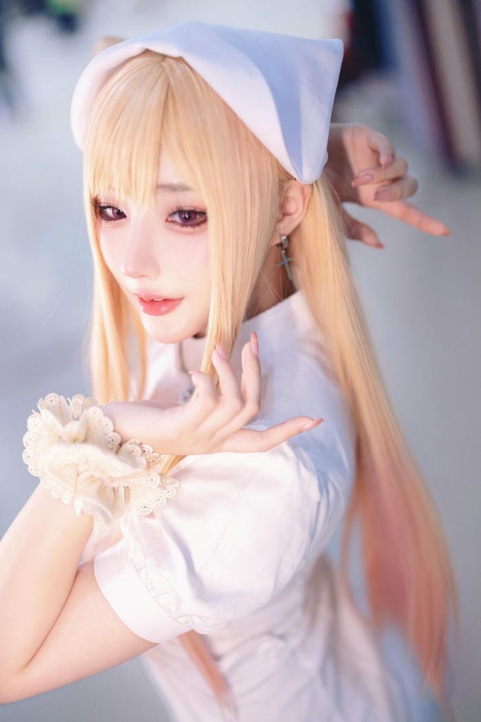ảnh cosplay y tá lung linh