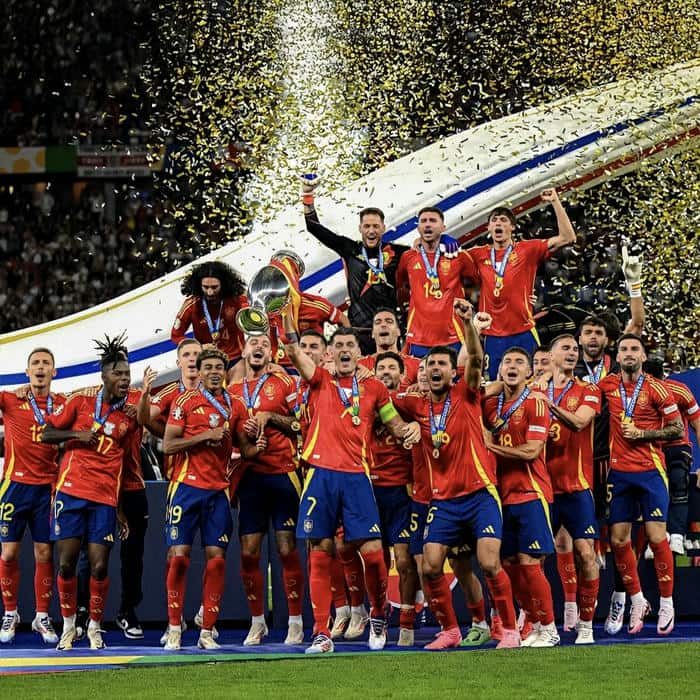 ảnh đại diện bóng đá đẹp đá ăn mừng chiến thắng