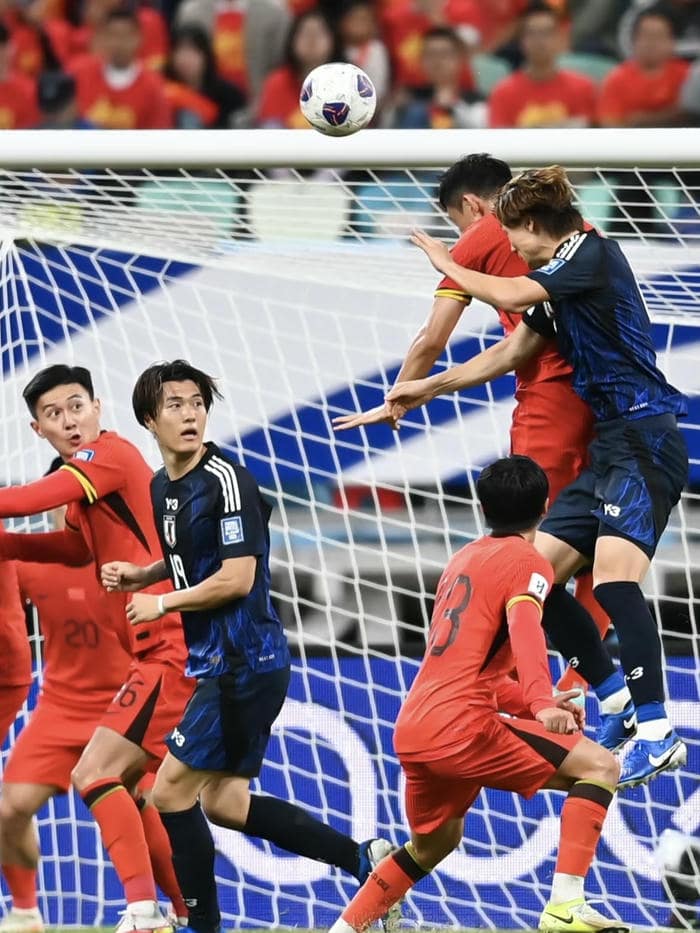 ảnh đại diện bóng đá đẹp đá bóng vào gôn