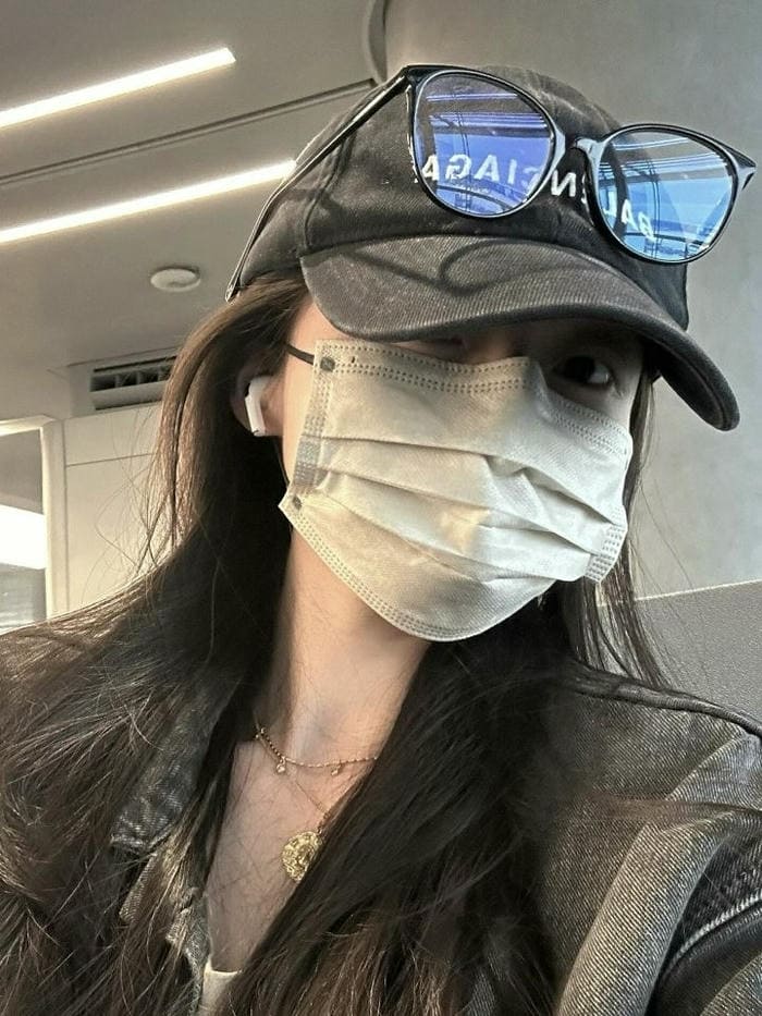 ảnh đại diện nữ che mặt ánh mắt trầm buồn