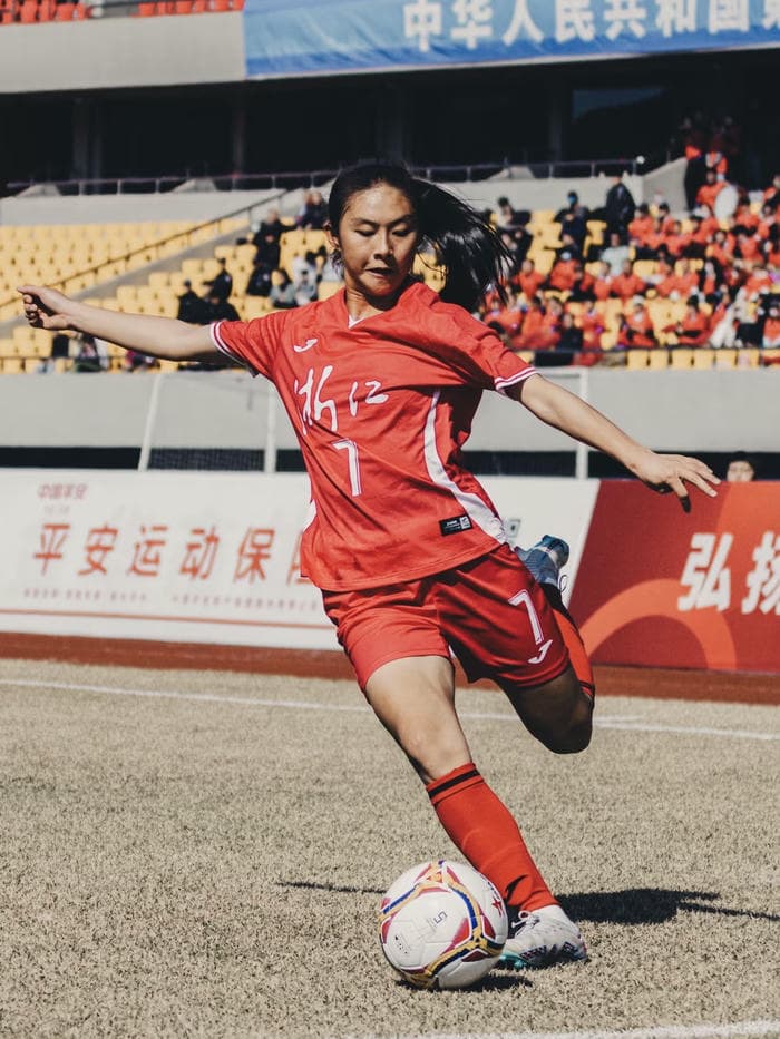 avatar bóng đá đẹp nữ đá bóng