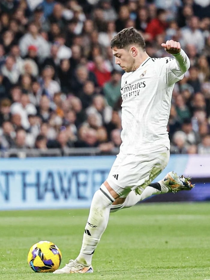 avatar bóng đá đẹp trái bóng giữa sân